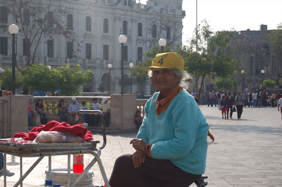 Elders who don’t receive pensions or financial aid from their families usually end up on the street. Some sell candies and sodas at Lima’s two main plazas. If elders must be on the street, this is probably the best place to earn a living.