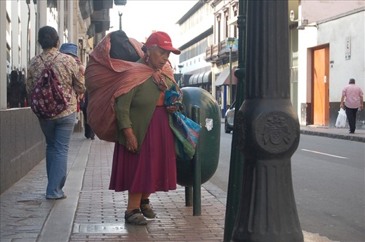 Many other elders are forced to walk through the city all day long looking for bottles, plastic containers and cardboard boxes. They roam for hours carrying heavy bags in hopes of collecting enough material to sell for recycling.