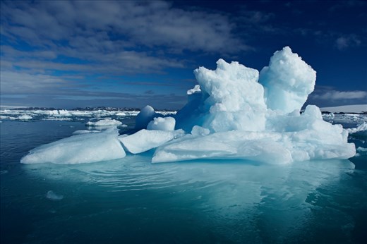 The importance of ice in Antarctica is essential for the survival of life on the continent and the ocean balance worldwide. Their shapes and colors are due to the caprices of nature, giving indelible images.