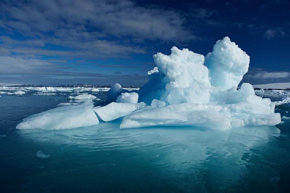 The importance of ice in Antarctica is essential for the survival of life on the continent and the ocean balance worldwide. Their shapes and colors are due to the caprices of nature, giving indelible images.