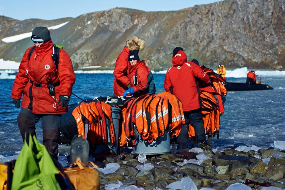 Cohabitation is basic to human survival in Antarctica. Scientists from different countries studying the frozen continent must join forces to carry out their researches. In the picture, Russian scientists newcomers to King George Island collaborate with Chilean colleagues to download the necessary material for their job from a nearby vessel.