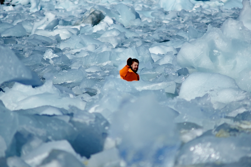 Ice can be beautiful but also a barrier to navigation. A Russian scientist is forced to break a layer of ice that has formed in a short time to get out to the boat to check the status of a test he will have to study later.