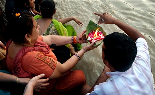AN OFFERING TO GANGES.
In the afternoon, Hindus gather at the Ganges river to celebrate the ceremony of FIRE