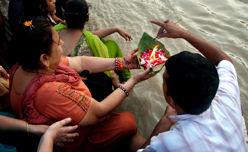 AN OFFERING TO GANGES.
In the afternoon, Hindus gather at the Ganges river to celebrate the ceremony of FIRE