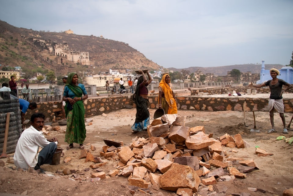 The people work at backbreaking jobs, carrying heavy loads on their heads, with a smile on their face.  Women in their saris work alongside the men and do their share of the heavy work.  It is the spirit of these people that makes me want to return to India and gives me faith that the country is developing in  the right direction. 