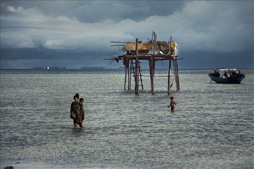 Seagipsy, citizens of nowhere. Police expell them after a month of stay.