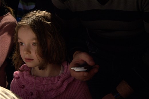 On a regular Sunday morning in January a girl sitting besides her father is anxiously waiting for the long waited play to begin. Hans Christian Andersen's 