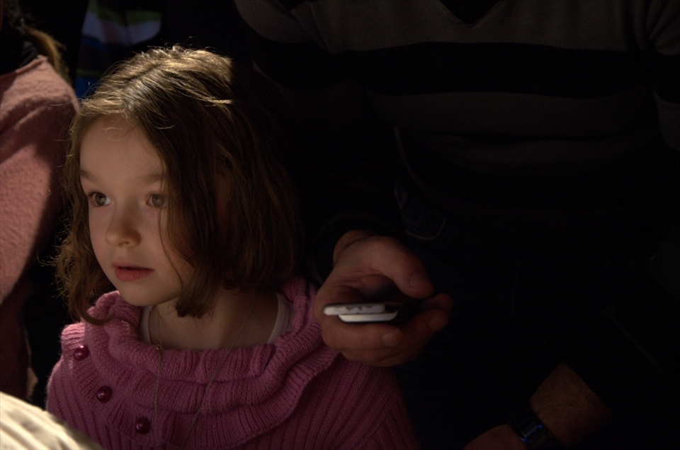 On a regular Sunday morning in January a girl sitting besides her father is anxiously waiting for the long waited play to begin. Hans Christian Andersen's 