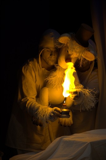 A moment of magic and fire performed by a young actor/ illusionist puts the audience in awe. The fast-burning paper transforms in to a red rose given by the monkey prince to the young girl in search of her lost lover.