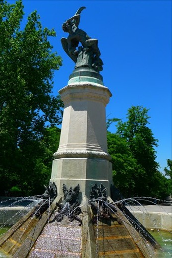 El Angel Caido - fountain of the Devil