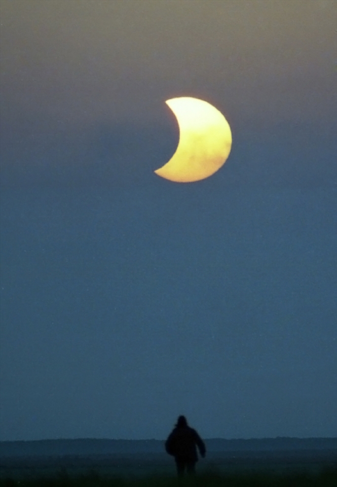 Torbat-e-Jaam partial eclipse in March 2007. Taken by an analog camera ( Minolta X370-s ) & Negative Iso 400.