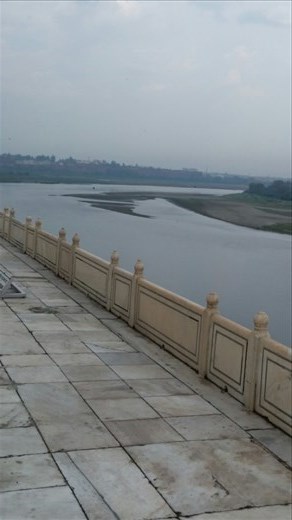 In the distance you can see Agra Fort