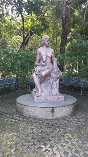 I cannot even begin to explain what is going on in this sculpture. Bizarro world.