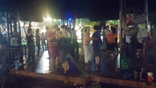 Salsa and tango dancing in the park