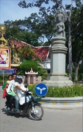 Traffic circle in Siem Reap: by cfitchey, Views[252]