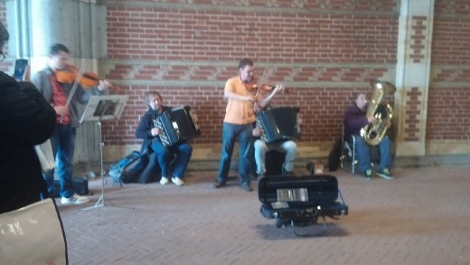 Street musicians at the Rijksmuseum
