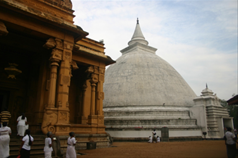 Kelaniya Raja Maha Vihara is believed to have been built where Buddha had visite