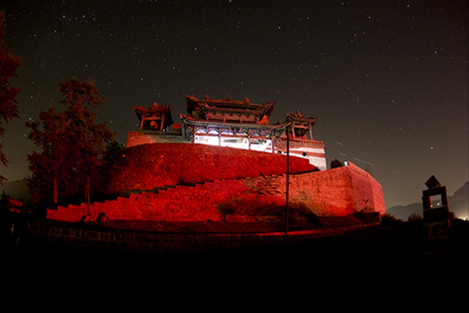 The black dragon sits atop the hill in Qikou town, looking straight out to the famous yellow river. Here lit up by a local hotel's red light pollution, and sat beneath the stars. 