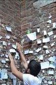 Man leaving a note by Juliette's balcony, Verona: by chiacchierare, Views[298]