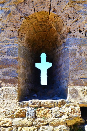 Château de Termes - The castle was built on a cliff surrounded on three sides by ravines. Before the erection of the castle a village had been present on the same site but the village and the villagers were relocated to the valley below, where it still remains today. During the Cathar Wars the castle was held by Ramon de Termes, but fell to Simon de Montfort after a four month siege lasting August until November 1210. 