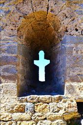 Château de Termes - The castle was built on a cliff surrounded on three sides by ravines. Before the erection of the castle a village had been present on the same site but the village and the villagers were relocated to the valley below, where it still remains today. During the Cathar Wars the castle was held by Ramon de Termes, but fell to Simon de Montfort after a four month siege lasting August until November 1210. : by chiacchierare, Views[471]