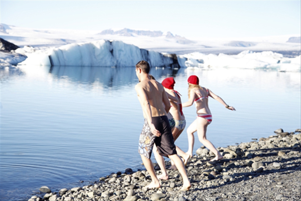 Some people are going to dive in the Jökulsárlón glacial bay
