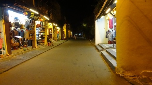 Hoi An closes up early in the evening