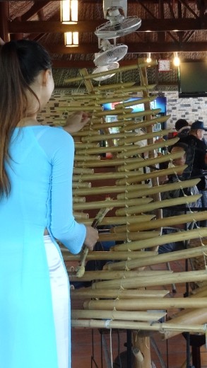 Concert outside the Palace.  A gift to the person that knows the name of this musical instrument