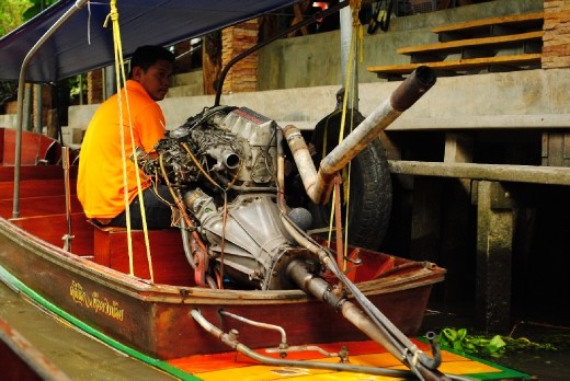 One big engine for such a small boat...floating market