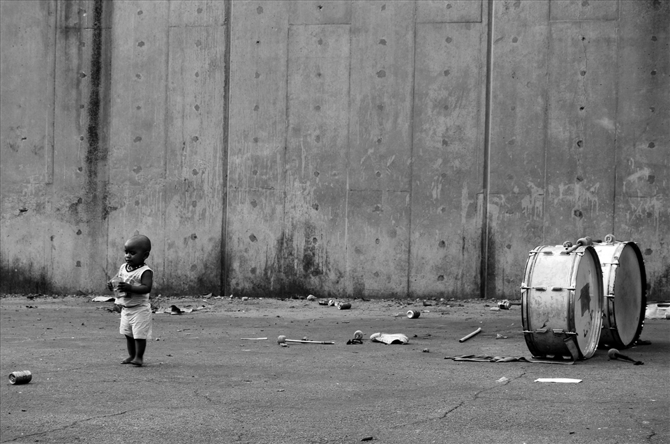 A child of one of the Zulu dancers waits for his father