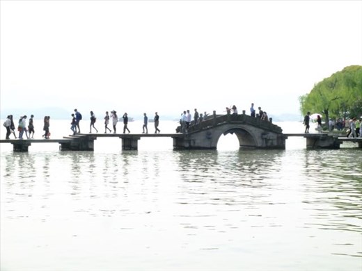 Walking over West Lake, yes we did it too