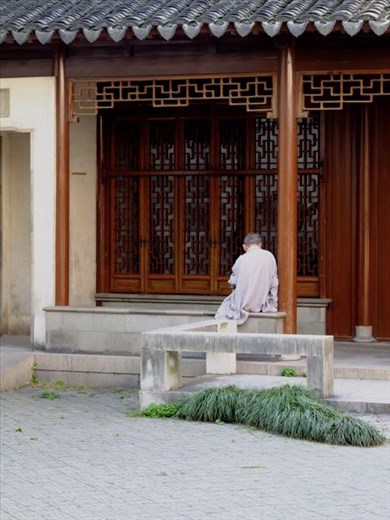 quiet courtyard zoo park