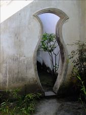 vase doorway, Couples Retreat Garden: by chinaho, Views[115]