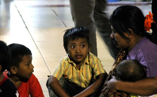 A mother, telling a story to her children at the Polonia Airport