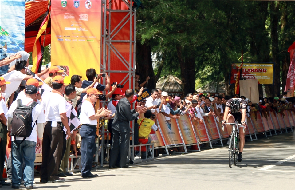 Tour de Singkarak - A contestant taking his last break before finish 
