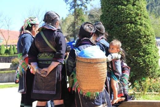 Black Hmong women