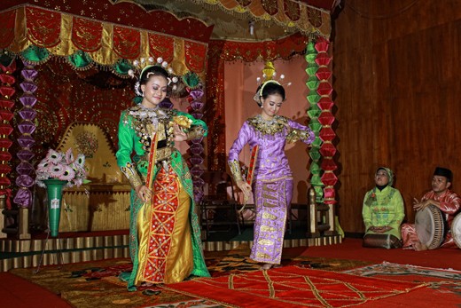 molapi saronde, a ritual  dance of traditional marriage from Gorontalo