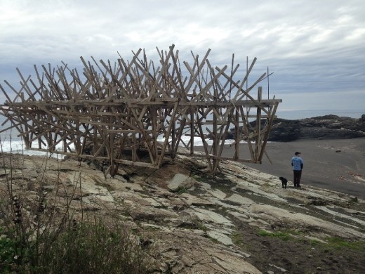 Beach sculpture homage to 2010 tsunami, between Curanipe and Pelluhue.