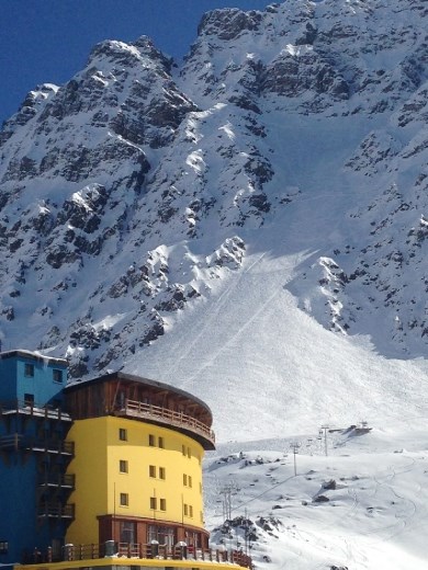 Hard to see in this pic, but the top of that peak is super super high up, and there are trails from extreme skiiers. Impresionante.