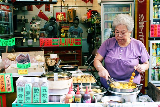 Many people in HK's outlaying islands makes living out of selling street food