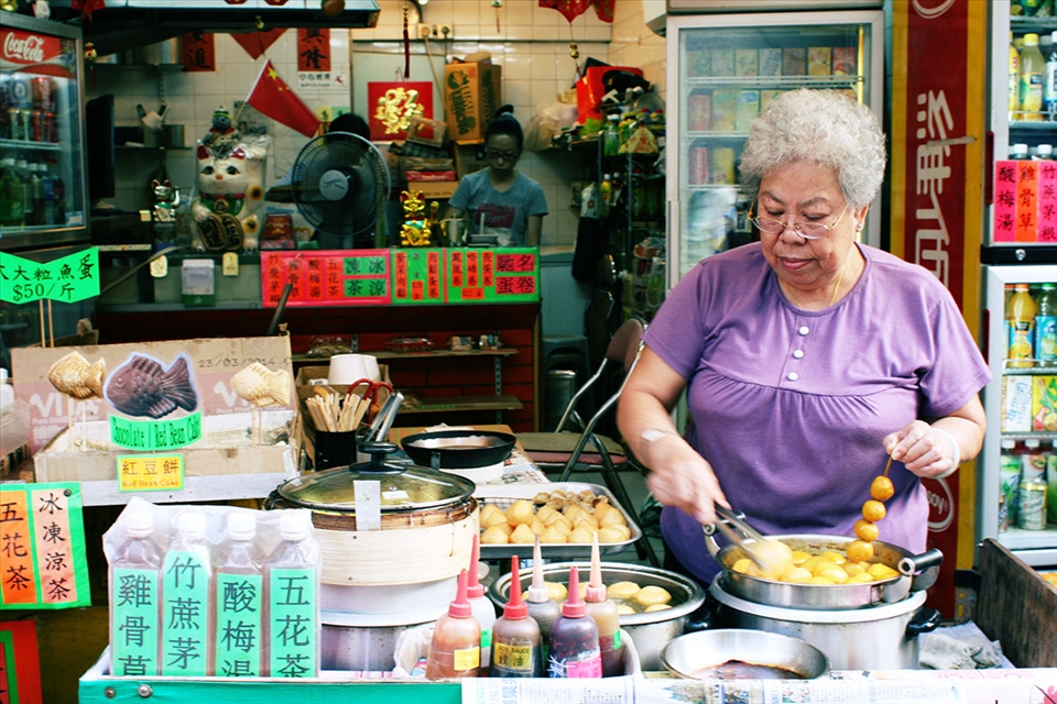 Many people in HK's outlaying islands makes living out of selling street food