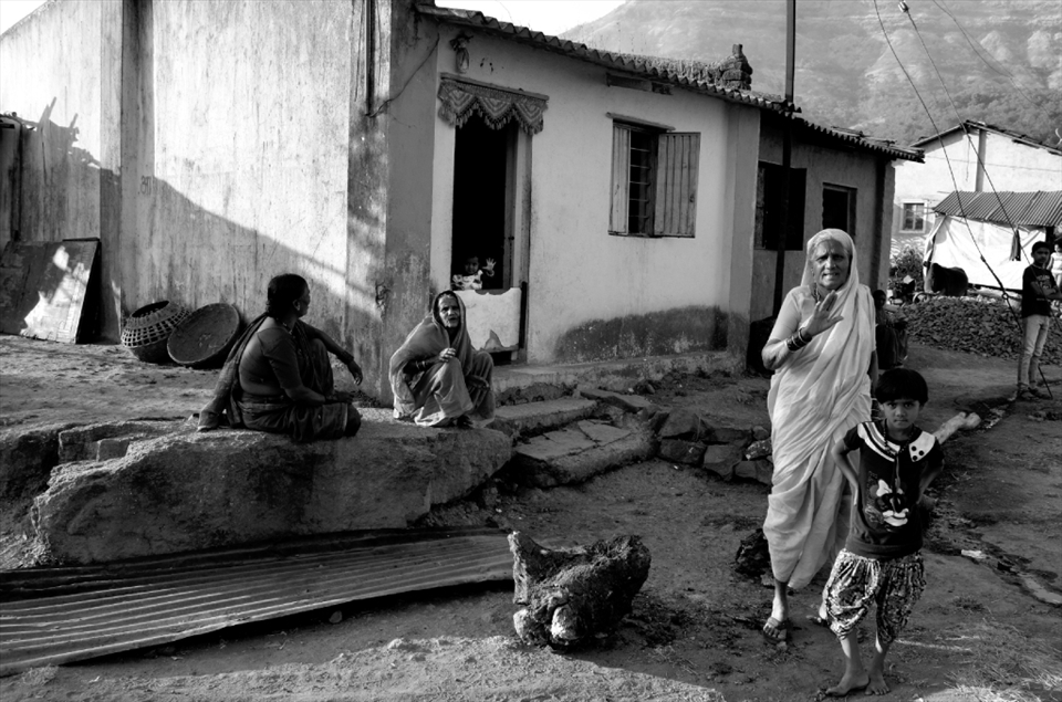 Women and children suddenly overwhelmed by their curiosity for the camera, in a typical daily scene in Asade village. Asade is one of the many small farming communities with strong cultural traditions settled around Mulshi Valley, in the Indian state of Maharashtra. The region is confined between the biodiversity-rich Western Ghats and Pune City, and is historically famous for being the powerbase of the Maratha Empire during the 17th Century.