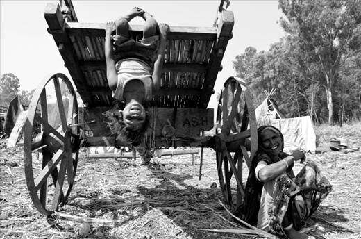 A tribal child and her grandmother near Rawde Village. These people belong to the Katkari, a nomadic tribe also present in the states of Gujarat, Rajasthan and Karnataka. Deforestation and the rapid development of urbanism have forced the Katkari to leave the forests where they traditionally lived. Nowadays, they are exploited in agricultural labour and in the construction fields, and lack proper access to health care and education, as well as to basic needs such as food, water, shelter and clothes.