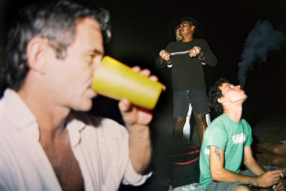 Every Friday, there is a gathering of gay men on Kealia Beach. Ronaldo always come to see his friends from the area. They light a fire, smoke, drink and mingle. 