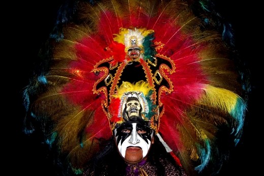 This year David Vilches Pinto is the last of the descendants Aymara and with his family attends every December to renew their vows of devotion and commitment Coska Andacollo virgin. The mask made of feathers and animal faces will allow wild spirits wild conservationists recognize and bless him.