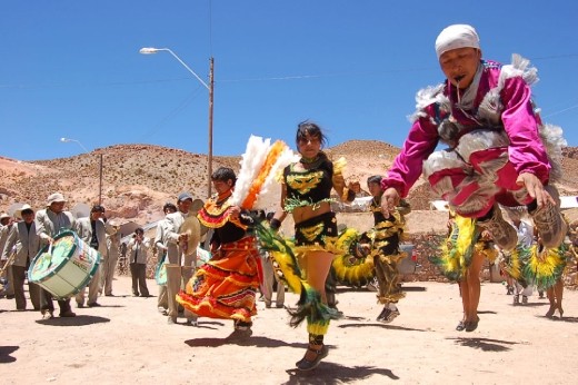 The pilgrimage is transformed into a parade of feathers, seeds, colors, music and costumes representing a constellation of spirits gathered in this unique space that brings together different Andean peoples: Aymara, Quechua and Atacameños.