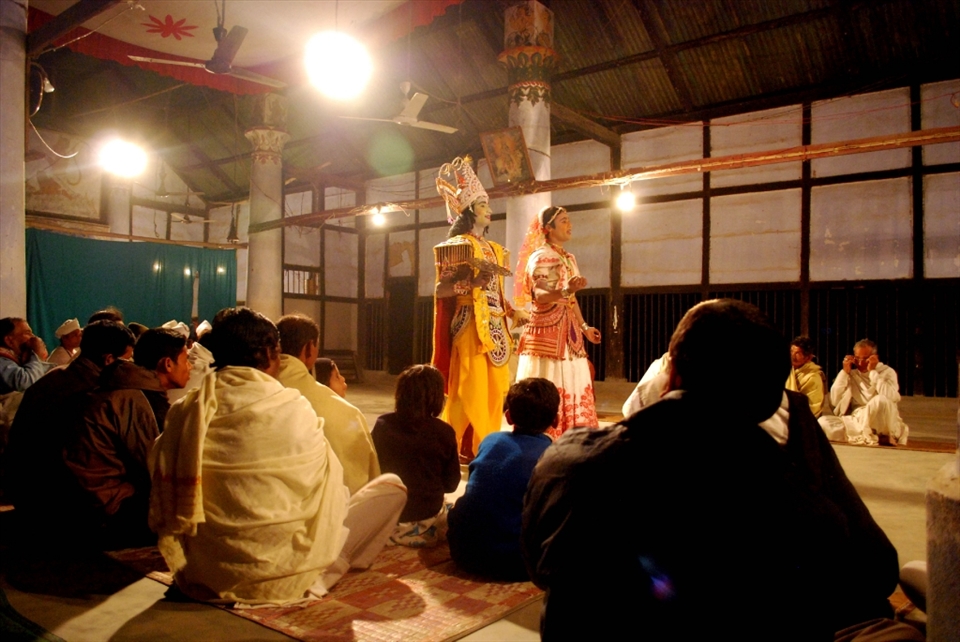 Ankiya Bhaona - the theatre

The dramatic art plays of Sattriya called Ankiya Bhona were first written in the 15th century, primarily from episodes of the Mahabaratha and the Ramayana: 6 by Sankaradeva and 6 others by his disciple Madhavadeva.

For the past five centuries this high level theatrical art form unites, without shame, constant devotion to the pleasures of popular leisure. The register is epical and there is succession of scenes: comical, warlike, matrimonial, sung, danced, etc., each one favouring a clear understanding for all. Wisely codified, the actor’s delivery remains transparent. The dramatic rigour never constrains the familiarity of the actors’ interpretation with respect to the characters they portray and their sacred dimension. This is a rare theatrical phenomenon where their natural presence creates a good equilibrium while resisting to the rigours of the actor’s art.

The Ankiya Bhaona are composed of short dialogues interspersed with varied dances, and sung/recited narration (Sutra Katha). These interrupted plays do not have acts or scenes. The characters enter on the bare oblong stage, which represents the temple (namghar). Occasionally, the backdrop opens up on the outside, allowing the lighted vegetation to appear. The notions of time and space are indicated in the songs or the dances.