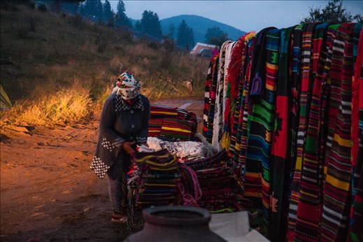 The last day is over. People are leaving, while the local mearchants put the goods away. Next year they will be here again, welcoming the guests in the Land of roses.