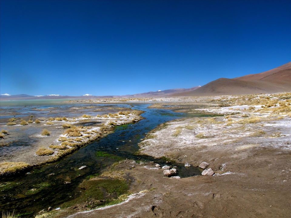 Green Lagoon; so named for its ability to retain the moss at 4000m.