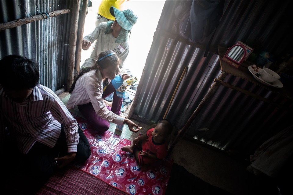 Most sites offer housing for workers. Here 4-5 individuals share a small room